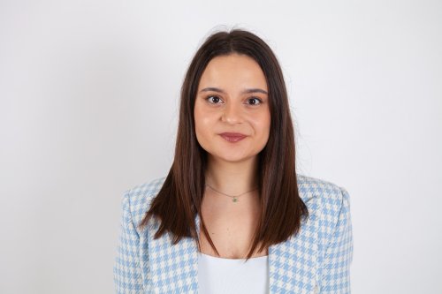 Лора Узунова