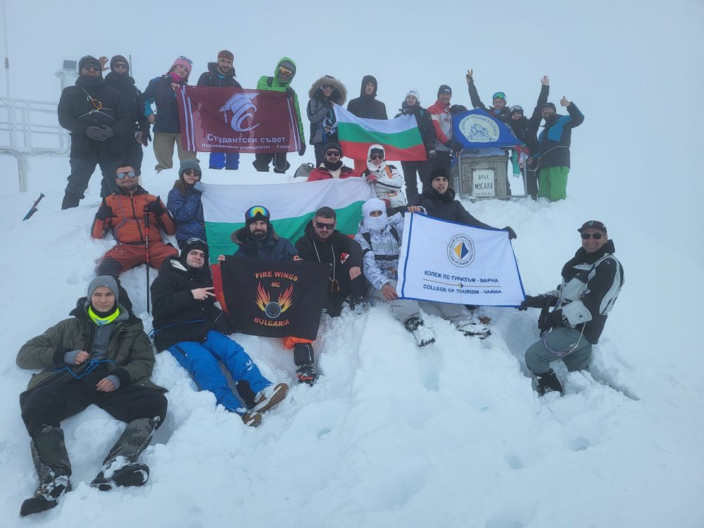 Възпитаници на Колежа по туризъм и Икономически университет – Варна за пореден път покориха връх Мусала в зимни условия