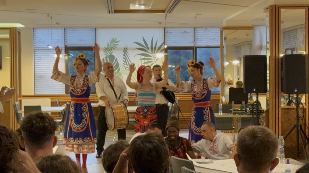 Българска вечер събра новодошлите Еразъм+ студенти в Икономически университет – Варна за зим...