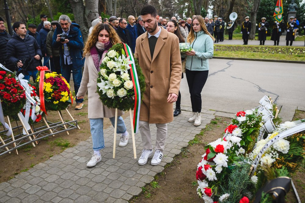 Представители на Студентския съвет към Икономически университет – Варна почетоха паметта на Васил Левски