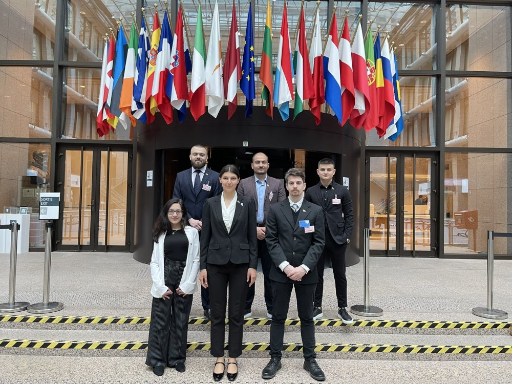 Студенти от Икономически университет – Варна участваха в българския отбор, представил страната ни в проект ConSIMium на Съвета на ЕС в Брюксел 