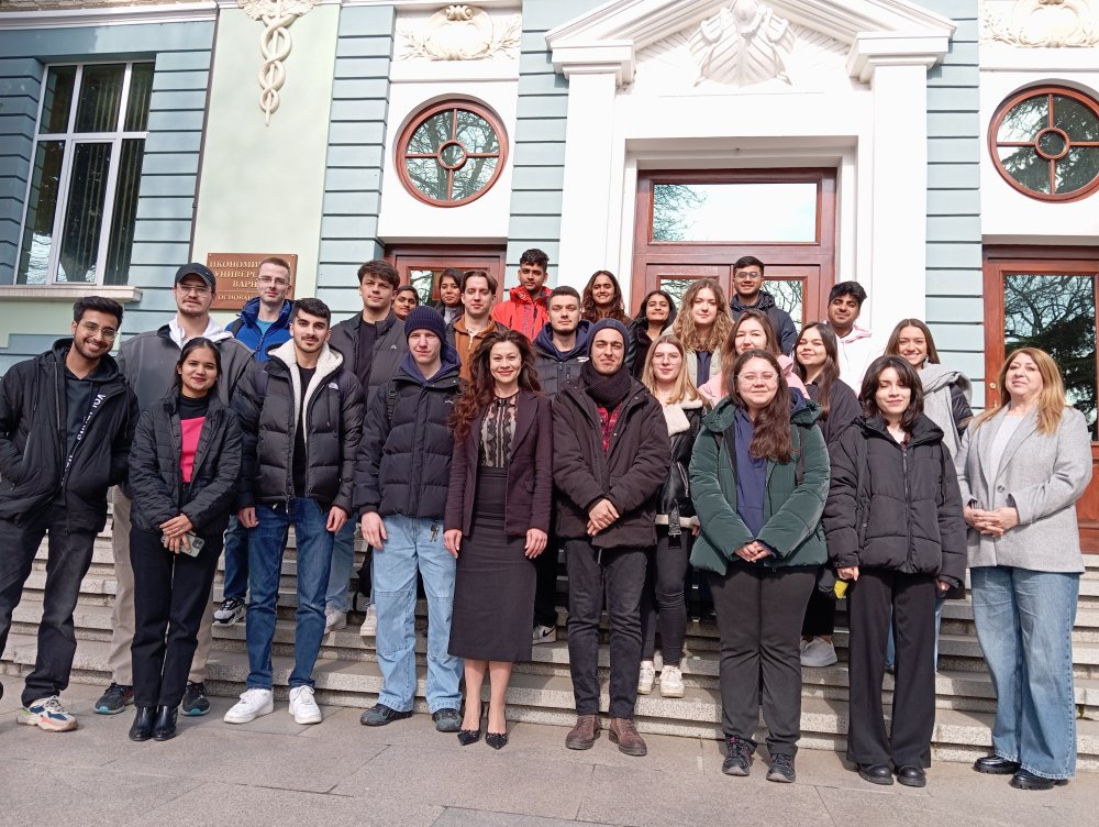 Икономически университет – Варна посреща входящите студенти по програма 