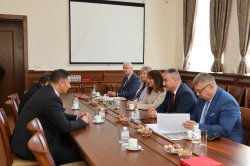 Министърът на образованието и науката проф. д-р Георги Вълчев посети Икономически университе... 3