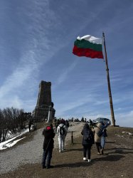 Студенти от Икономически университет – Варна се поклониха пред паметника Шипка на национални... 3