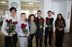 Дамите в Икономически университет – Варна получиха цветя за 8 март от академичното ръководст... 16