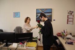 Дамите в Икономически университет – Варна получиха цветя за 8 март от академичното ръководст... 15