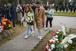 Представители на Студентския съвет към Икономически университет – Варна почетоха паметта на Васил Левски