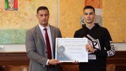 Студент в Икономически университет – Варна беше отличен за проявена доблест при спасяването на човешки живот