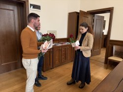 Дамите в Икономически университет – Варна получиха цветя за 8 март от академичното ръководст... 1