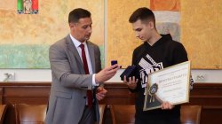 Студент в Икономически университет – Варна беше отличен за проявена доблест при спасяването на човешки живот