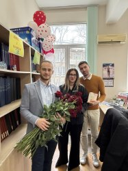 Дамите в Икономически университет – Варна получиха цветя за 8 март от академичното ръководст... 6