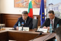 Министърът на образованието и науката проф. д-р Георги Вълчев посети Икономически университе... 6
