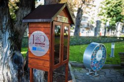 Къщичка за книги в двора на ИУ – Варна 