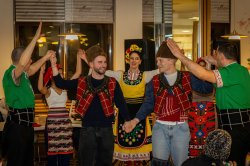 Топло българско посрещане на студентите по академичен обмен - Българска вечер в Икономически... 1