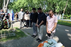 Студентският съвет при Икономически университет – Варна почете паметта на Ботев и загиналите за свободата и независимостта на България 