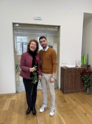 Дамите в Икономически университет – Варна получиха цветя за 8 март от академичното ръководст... 3