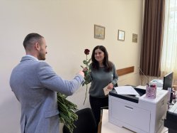 Дамите в Икономически университет – Варна получиха цветя за 8 март от академичното ръководст... 4