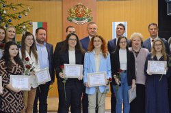 
Студенти в Икономически университет – Варна удостоени с годишни поименни награди от Община Варна
