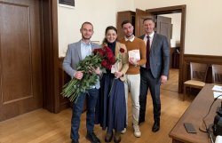 Дамите в Икономически университет – Варна получиха цветя за 8 март от академичното ръководст... 2