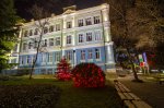 Двор на основна сграда на Икономически университет – Варна